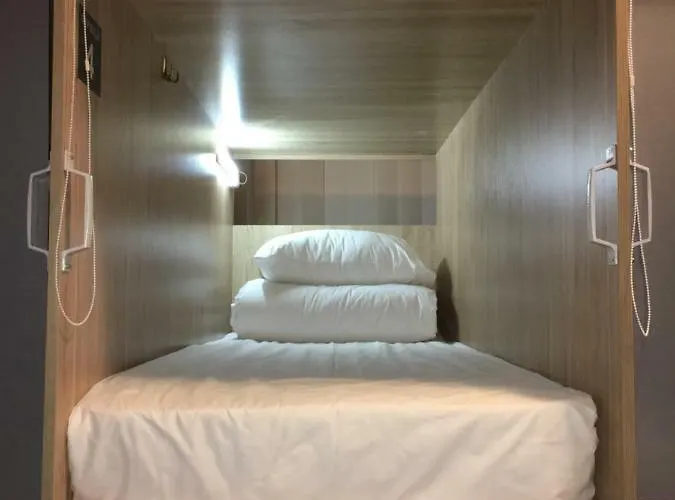 Lounge Capsule بيت شباب *